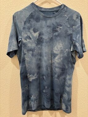 lululemon athletica Men's Blue Tie-Dye Short Sleeve Tee no size tag